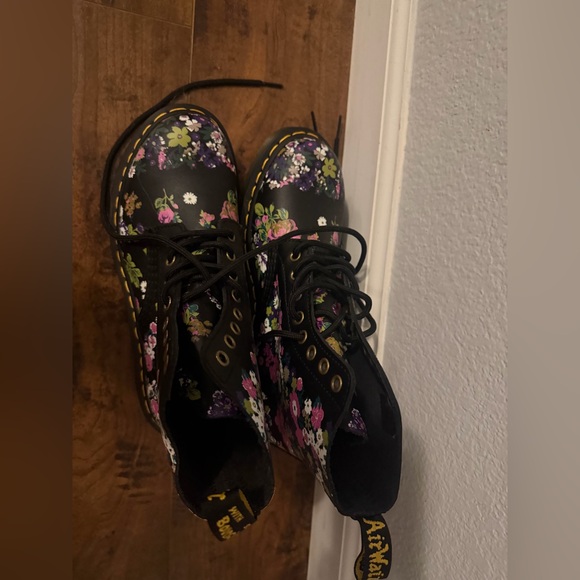 Dr. Martens 1460 WOMEN'S VINTAGE FLORAL LEATHER LACE UP BOOTS - Picture 4 of 8
